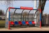 Wiaty przystankowe w kształcie bramek piłkarskich stanęły przy stadionie Rakowa Częstochowa 