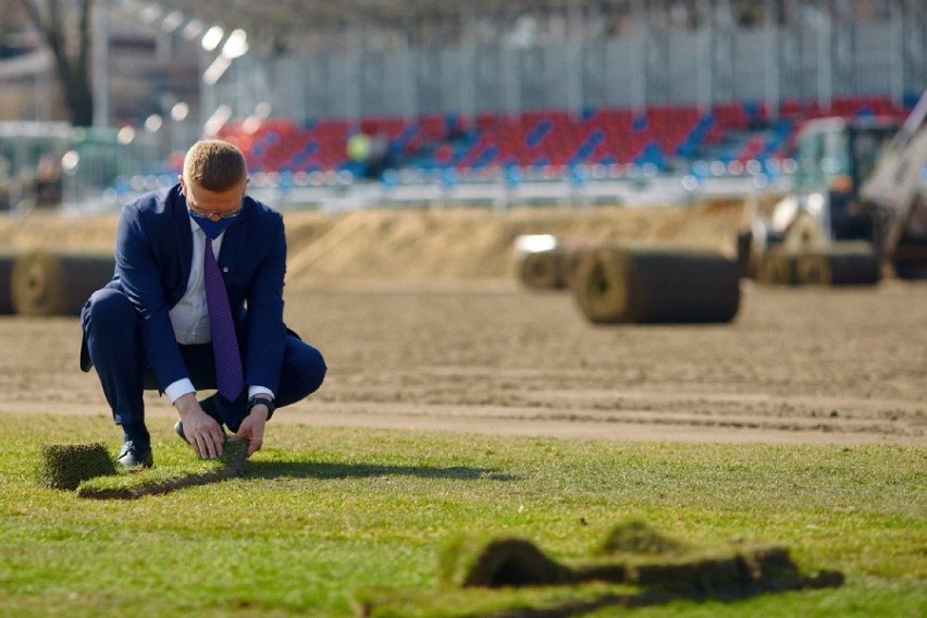 Wiaty przystankowe w kształcie bramek piłkarskich stanęły...