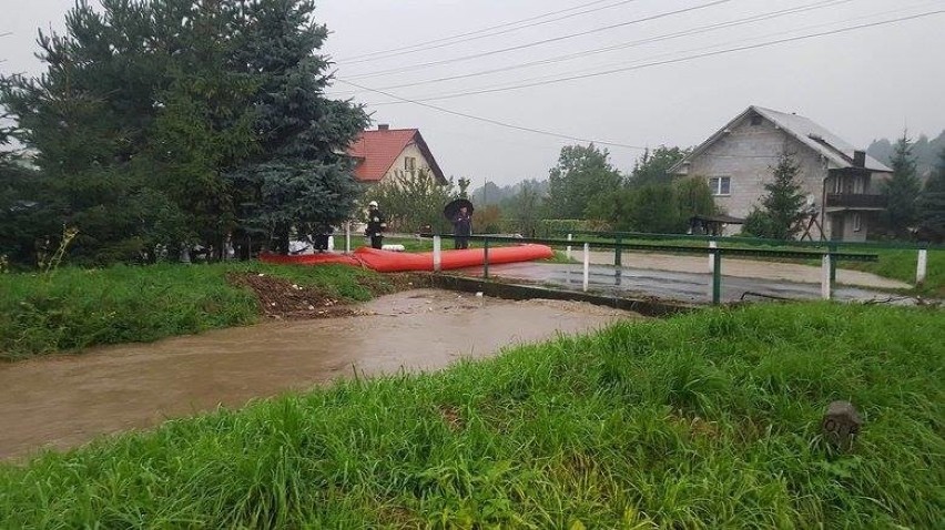 Od czwartku strażacy wypompowywują wodę w wielu...