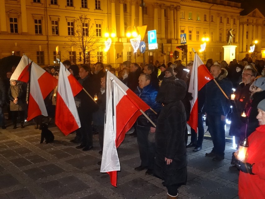 Milczący protest przeciwko nienawiści. Kaliszanie zareagowali na atak na prezydenta Gdańska ZDJĘCIA