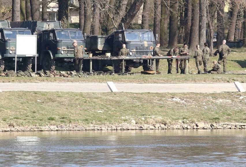 Żołnierze i dużo sprzętu nad Odrą we Wrocławiu. O co chodzi? (ZDJĘCIA)