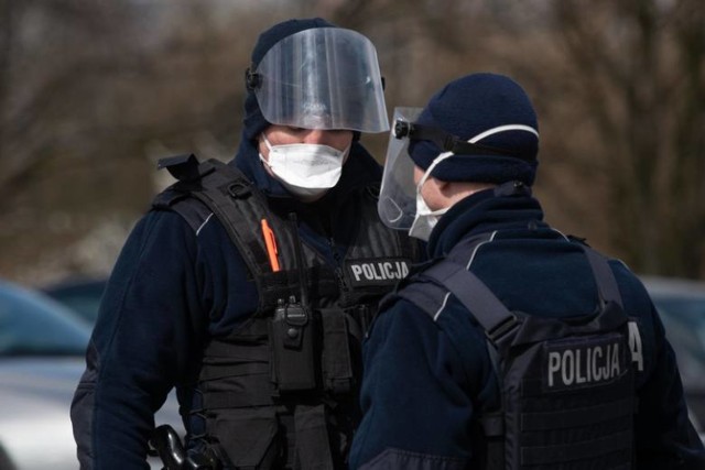 Policjanci patrolują ulice wielkopolskich miast sprawdzając czy wielkopolanie stosują się do nowych obostrzeń z powodu koronawirusa