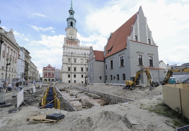 Akcja służb na Starym Rynku. Ulatnia się nieznana substancja