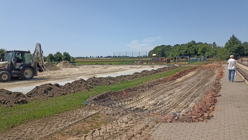 Ruszyła budowa boiska sportowego w Miłobądzu 