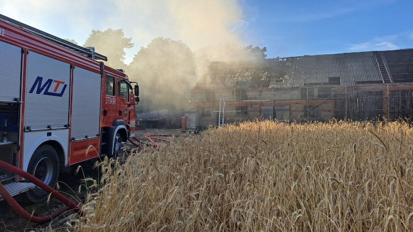Pożar budynku gospodarczego w gminie Stare Miasto. W akcji udział wzięło 10 jednostek straży
