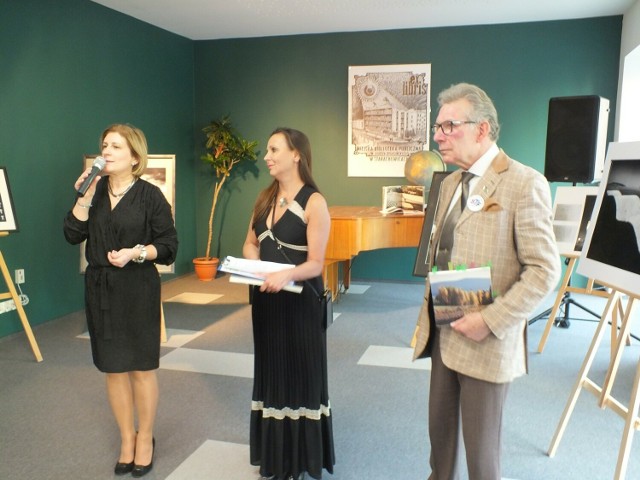Wernisaż otworzyli, od lewej: Jolanta Sopińska, Małgorzata Zatorska, Piotr Rosolak