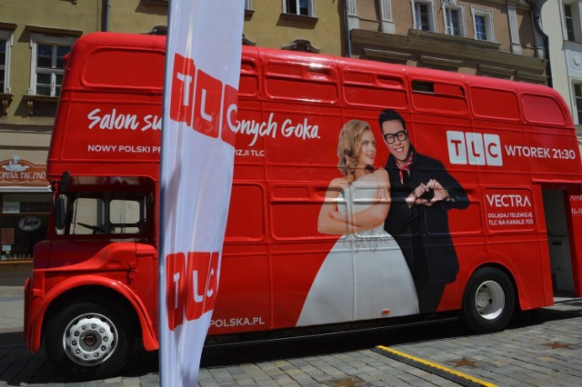 Ślubny autobus telewizji TLC zaparkował na opolskim Rynku.
