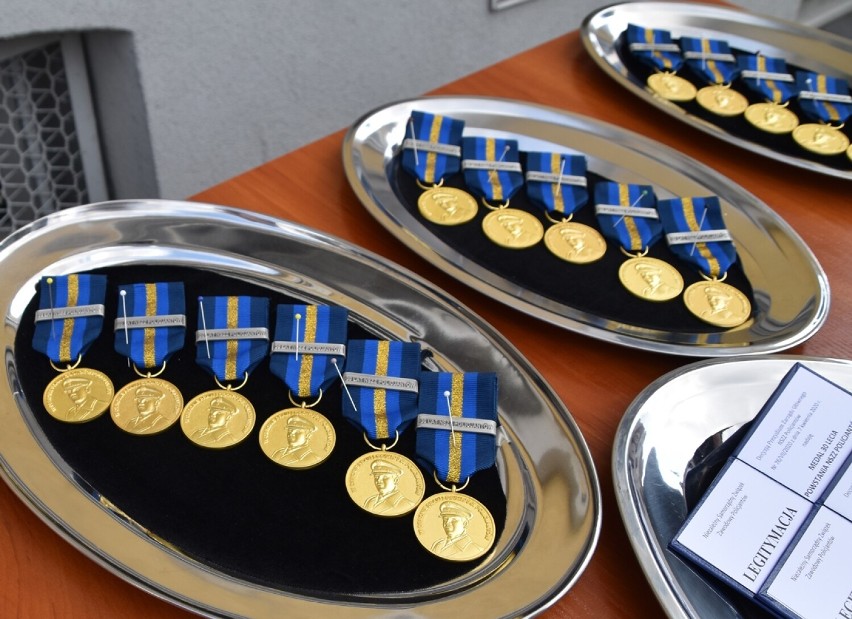Święto Policji Śrem 2021. Medale, odznaczenia i awanse wręczono śremskim policjantom podczas uroczystej zbiórki przed komendą