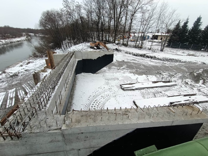 Zobacz, jak postępuje budowa nowego mostu na Sanie między Nizinami a Chałupkami Dusowskimi koło Przemyśla
