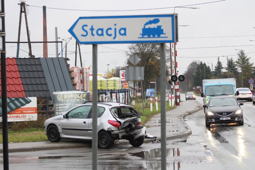 Kraksa na ulicy Sieradzkiej w Wieluniu. Dwie osobówki zderzyły się w rejonie skrzyżowania z Kolejową 