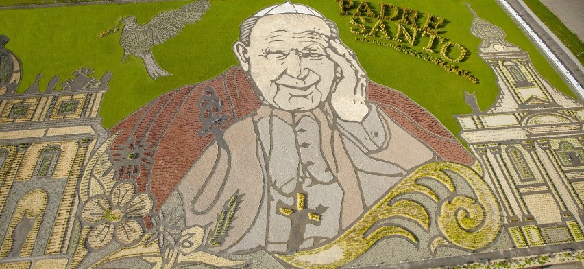 Gotowy jest już roślinny obraz Jana Pawła II. Widoczny jest z lotu ptaka