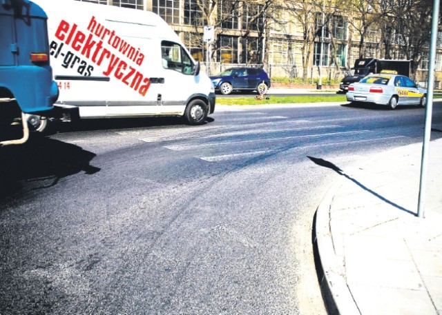 Jeszcze kilka tygodni i oznakowanie na jezdniach całkiem zniknie. Oby, tak jak zapowiedzieli drogowcy, zostały odmalowane. Bez względu na wszystko chodzi tu o bezpieczeństwo