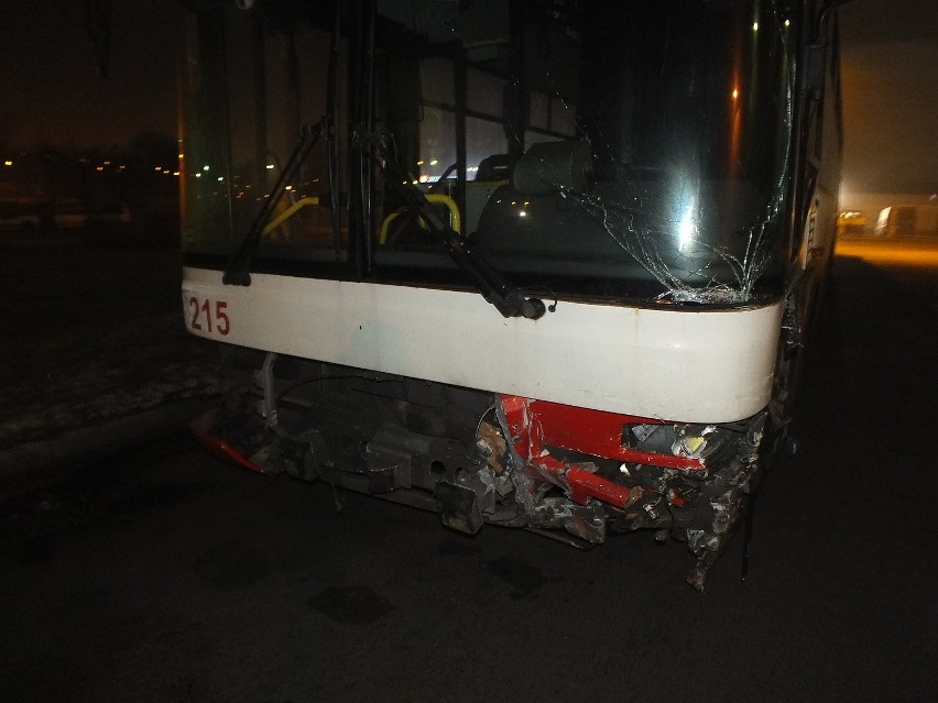 Wypadek w Jastrzębiu: 23-latek wjechał autem w autobus pełen...