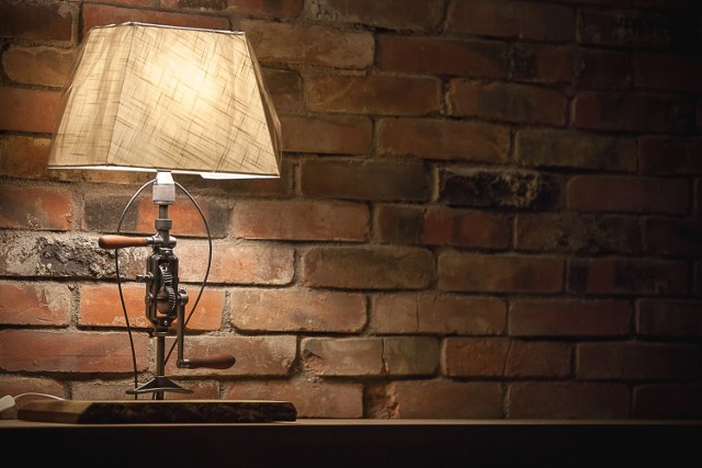 Lampa ze starej wiertarki zdobi mieszkanie