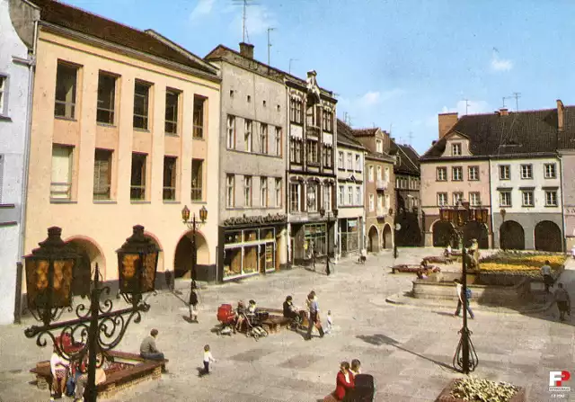 Lata 1975-1980, gliwicki Rynek.
Fot. J. Lewczyński, M. Sowiński. 
Pocztówka KAW.