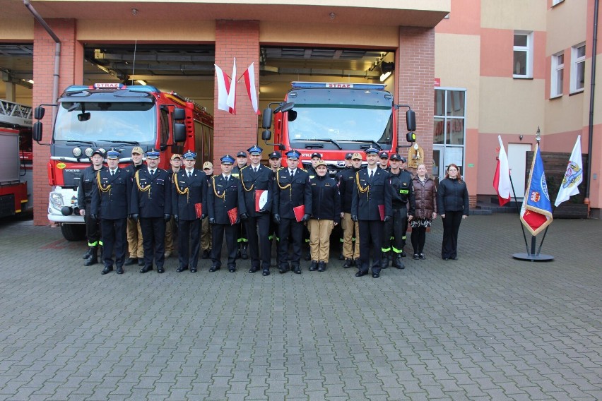 Strażacy z Chodzieży otrzymali awanse i nagrody z okazji 11 listopada