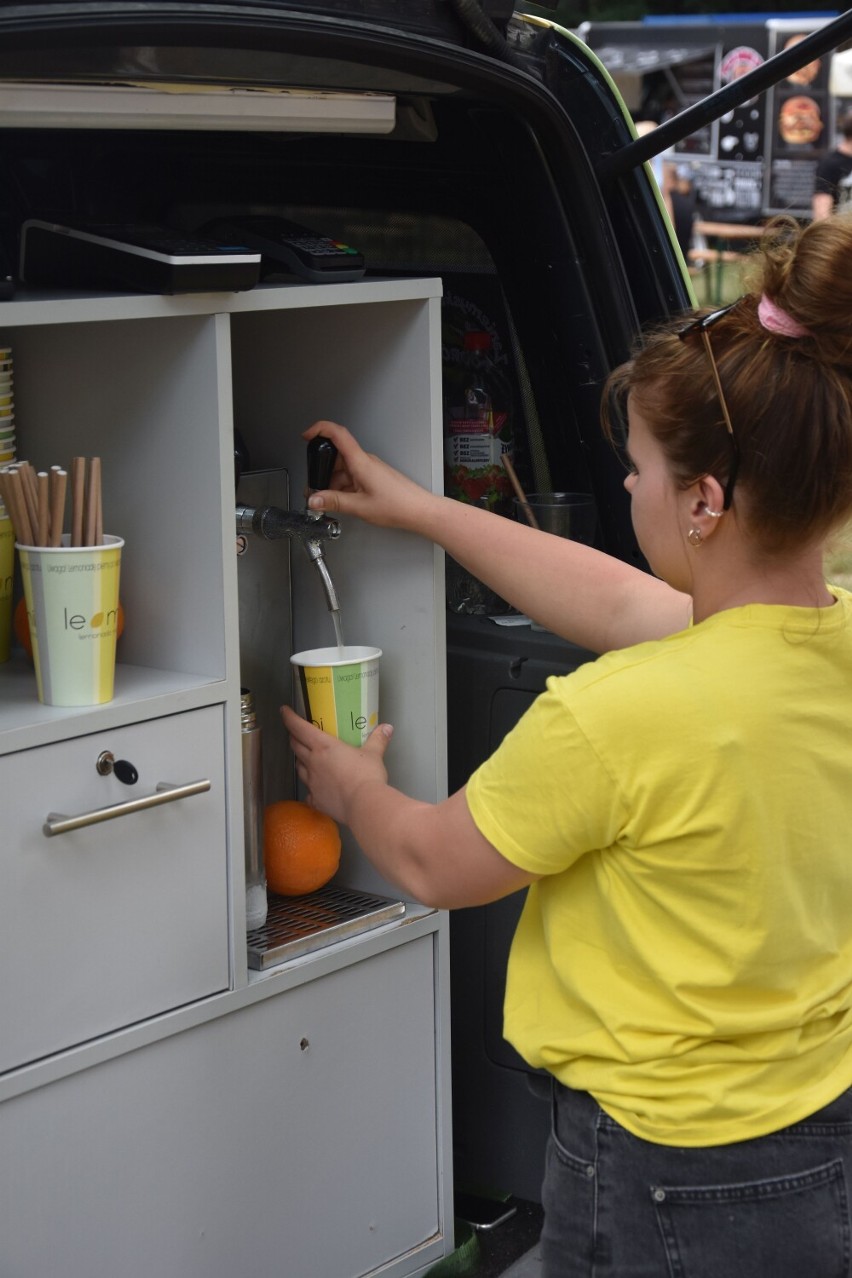 Klasyki street food i nie tylko. Zlot food trucków w Zaniemyślu przyciągnął miłośników ulicznego jedzenia [zdjęcia]