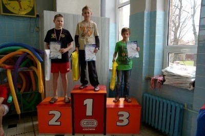 Młodzi pływacy wypływali medale