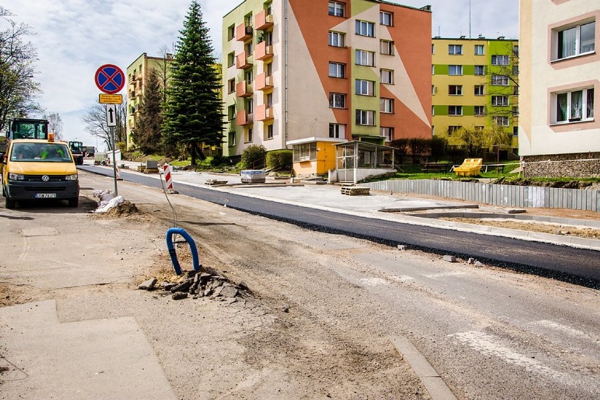 Wałbrzych: Remont ulicy Dunikowskiego. Drogowcy wylewają nowy asfalt.  (ZDJĘCIA)
