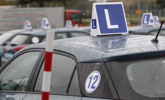 W Polsce egzamin na prawo jazdy zdaje średnio 35 % podchodzących do niego osób.