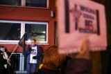 "Lex Czarnek nie służy dobru ucznia". Manifestacja pod Kuratorium Oświaty w Krakowie. Na drzwiach zawisły trzy tezy [ZDJĘCIA]