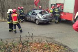 Wypadek w Międzybrodziu Bialskim: renault w potoku