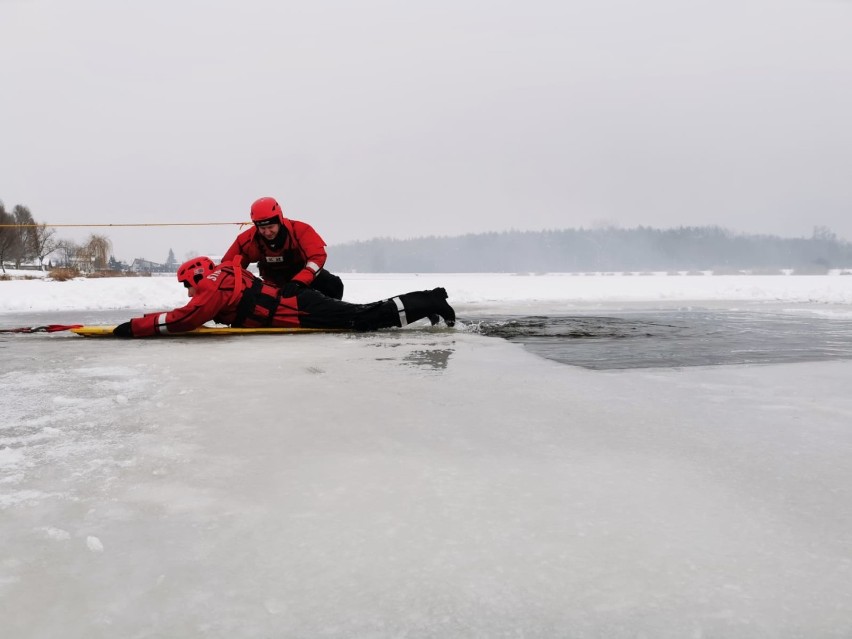 Strażacy ćwiczą ratownictwo na lodzie nad Kępiną w Zduńskiej Woli ZDJĘCIA