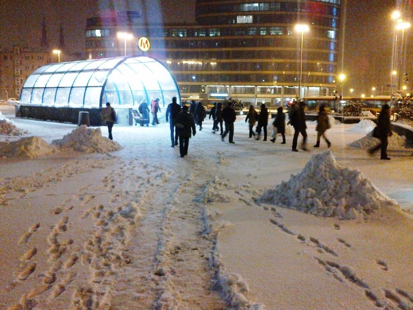 Warszawa pod śniegiem. Mieszkańców stolicy zaskoczyły poranne opady śniegu [ZDJĘCIA]