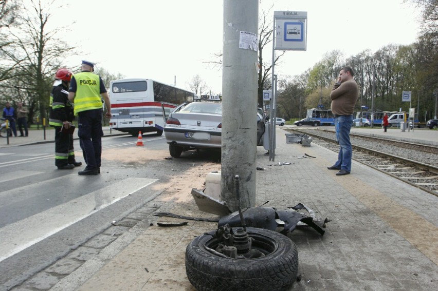 Taksówka wbiła się w słup na ul. Mickiewicza. Dwie osoby w szpitalu (ZDJĘCIA)