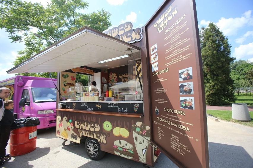 Inwazja food trucków w sosnowieckim Parku Sieleckim. Jedzenie z samochodów stało się modne?