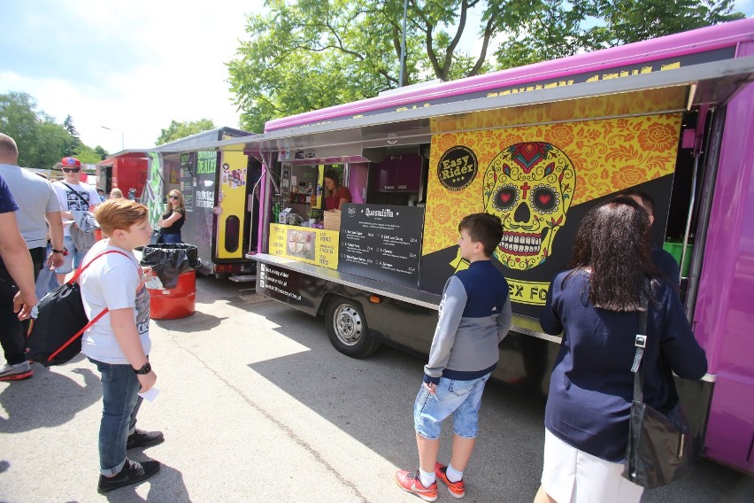 Inwazja food trucków w sosnowieckim Parku Sieleckim. Jedzenie z samochodów stało się modne?