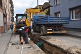 Na ulicy Długiej w Nakle kładą kanalizację deszczową i wodociąg [zdjęcia]