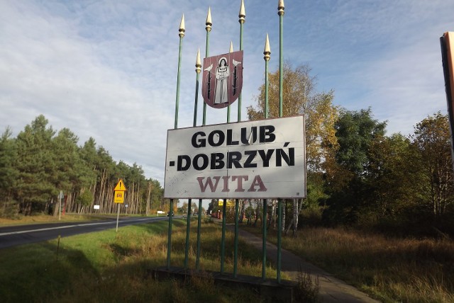 Witacze przy drogach wjazdowych do Golubia-Dobrzynia zostały zainstalowane ponad dwadzieścia lat temu, aktualnie wyglądają fatalnie, są zniszczone i nie stanowią dobrej wizytówki