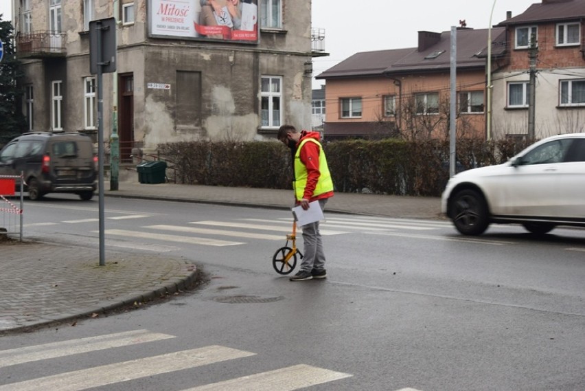 Potrącenie rowerzysty przy ulicy Rzeszowskiej w Dębicy. Sprawca uciekł z miejsca wypadku