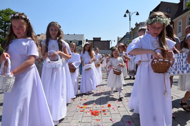 Dziewczynki sypały płatki kwiatów przed Eucharystią