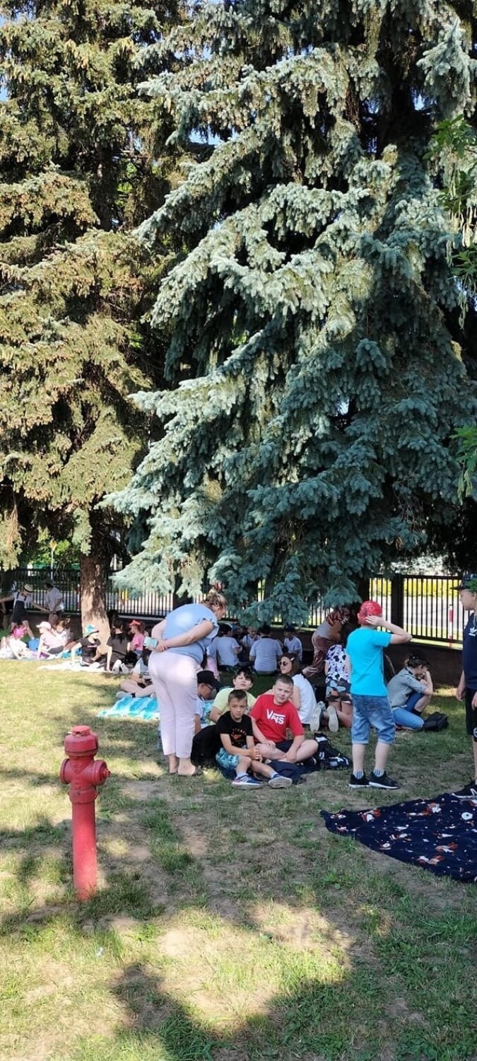 Szkolny piknik na powitanie lata w kazimierskiej „jedynce”. Bawili się uczniowie, nauczyciele, pracownicy i rodzice. Zobaczcie zdjęcia