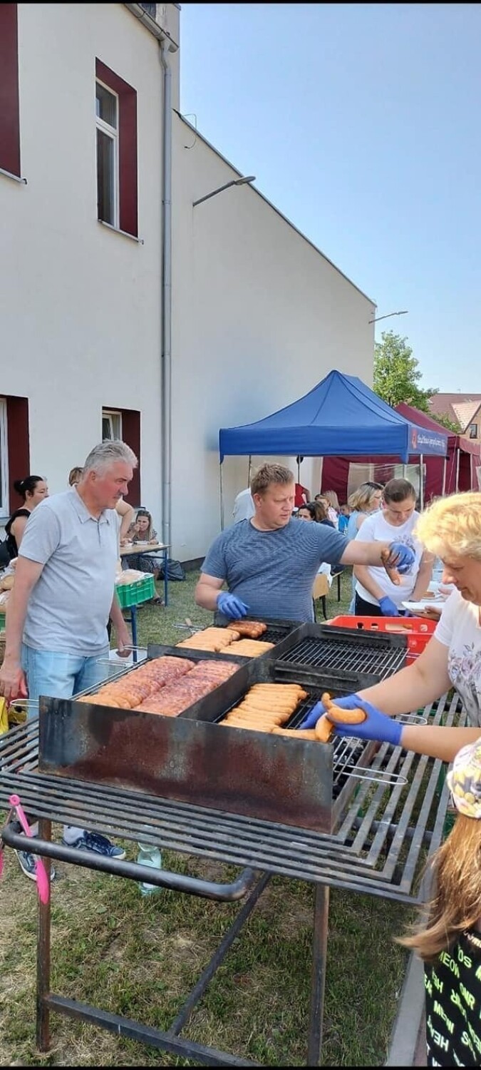 Szkolny piknik na powitanie lata w kazimierskiej „jedynce”. Bawili się uczniowie, nauczyciele, pracownicy i rodzice. Zobaczcie zdjęcia