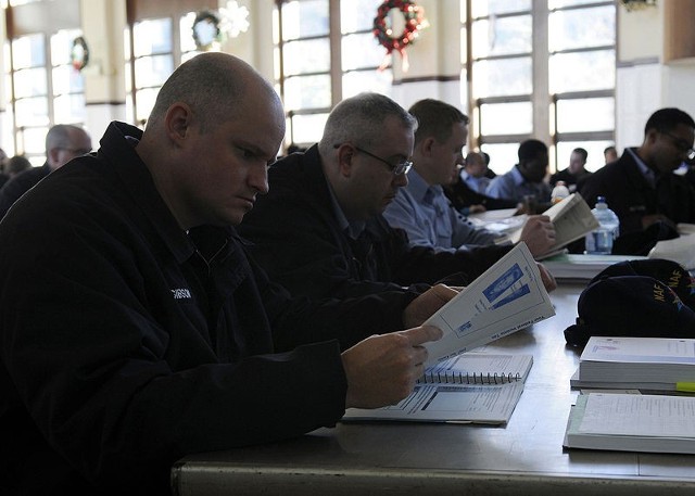 Źródło: http://commons.wikimedia.org/wiki/File:US_Navy_090113-N-2638R-001_Culinary_Specialist_1st_Class_Carey_Gibson_earns_how_to_properly_prepare_taxes_during_training_at_Fleet_Activities_Yokosuka.jpg