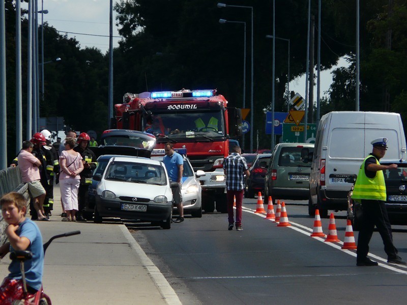 Kolizja trzech aut na moście w Uniejowie