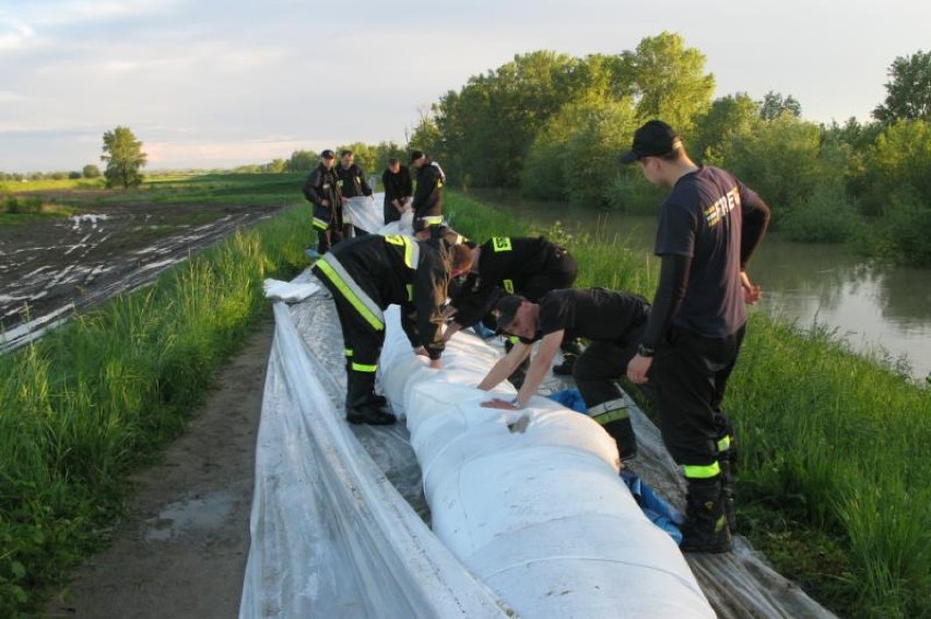 Strażacy z Rawy Mazowieckiej pomagali w umacnianiu wałów...