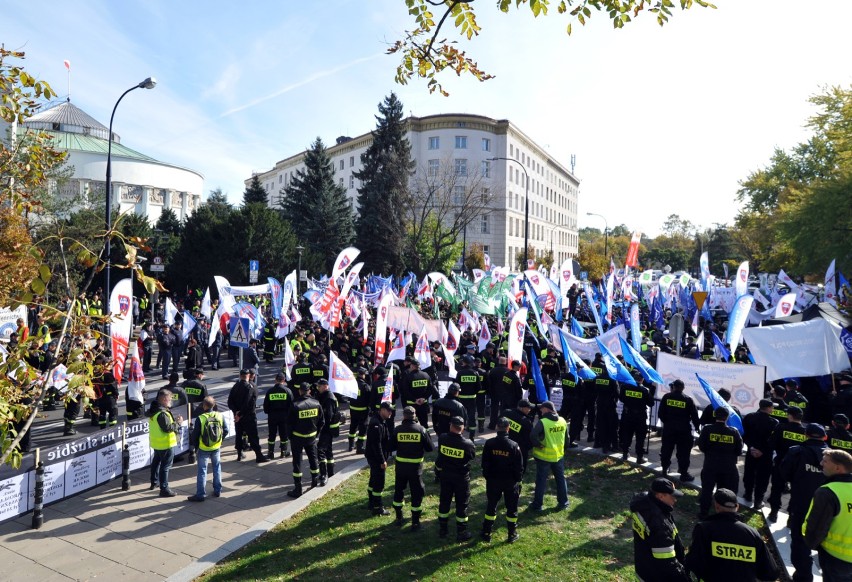 Protest służb mundurowych, Warszawa. Sprzeciwiają się zbyt...