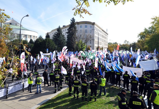 Protest służb mundurowych, Warszawa. Sprzeciwiają się zbyt niskim pensjom [ZDJĘCIA]