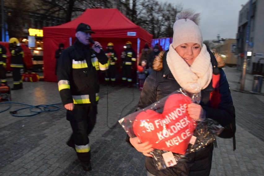 Strażacy z Ćmińska dali w Kielcach widowiskowy pokaz ratownictwa technicznego. Zobaczcie zdjęcia