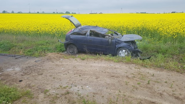 Opel corsa dachował w Kamlarkach, trzy osoby zostały poszkodowane