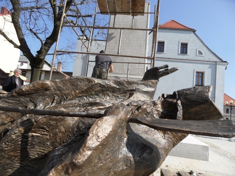 Mikołów: Na rynku stoi już pomnik św. Wojciecha - patrona miasta