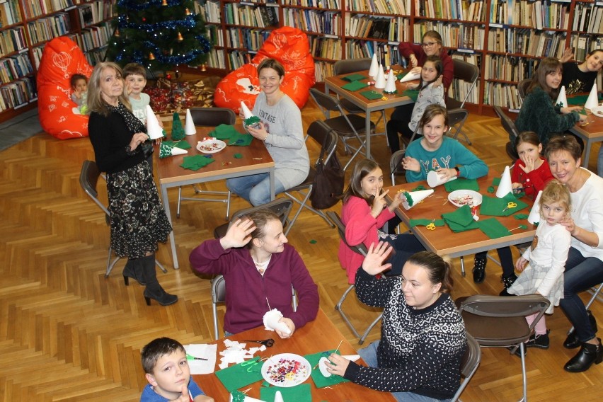 Rodzinne Warsztaty Plastyczne „Fabryka Ozdób Świątecznych” w międzyzdrojskiej bibliotece