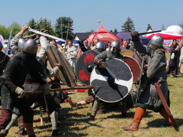 Pokazy walk wojów z lektorem tłumaczącym zasady, opisującym demonstrowany oręż