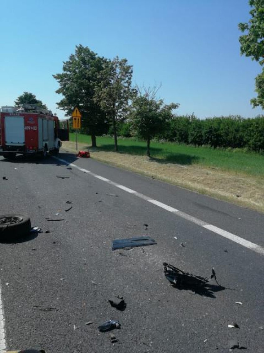 Wypadek na DK-11 w Budzyniu. Mercedes uderzył w tira. Ciężarówka w rowie. 