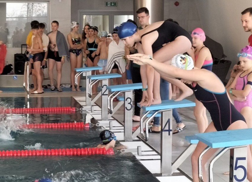 Igrzyska szkolne i licealiada pływacka w Zduńskiej Woli. Zawody w aquaparku Zduńska Woda