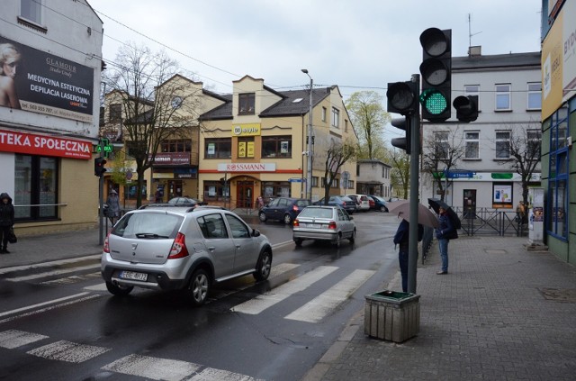 Kierowcy wjeżdżający na skrzyżowanie 1 Maja z ulicami 9 Maja i Kościuszki na zielonym napotykają pieszych, którym zapala się nagle światło zielone. Czy sygnalizacja zostanie skorygowana?